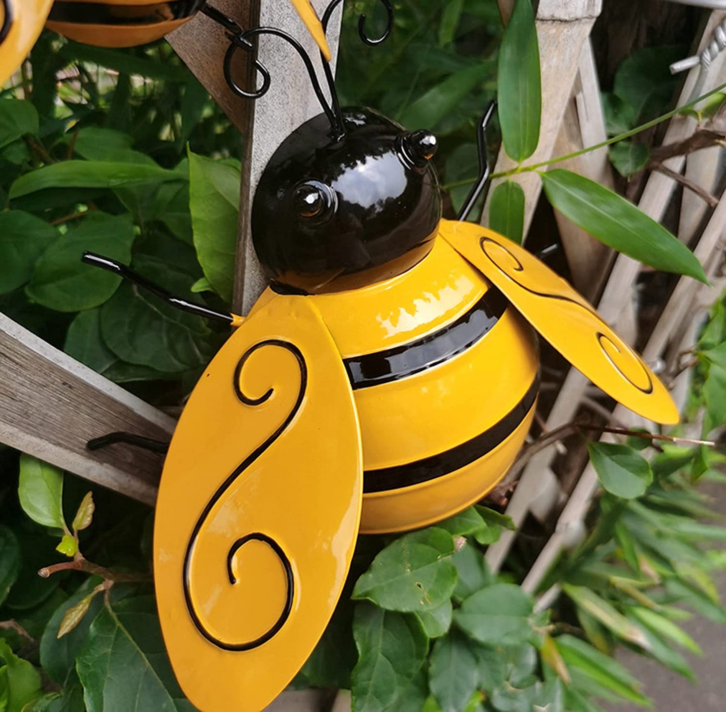 Metal Wall Art, 4PCS Metal Bumble Bee Wall Decor, 3D Iron Bee Art Sculpture Hanging Wall Decorations for Outdoor Home Garden